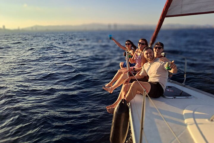 Excursión en crucero con barra libre y aperitivos en Barcelona