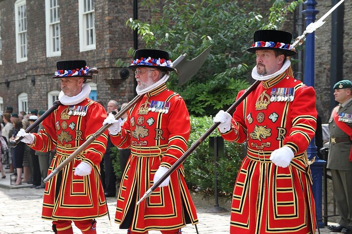 Private Tours: Tower of London Beefeater Meet Greet Crown Jewels