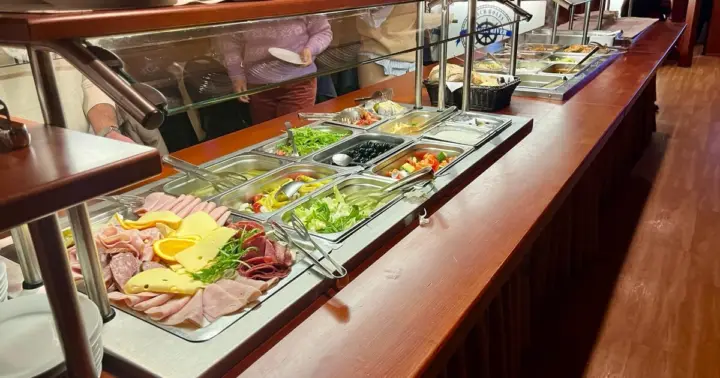 Prague: Sightseeing Boat Cruise with Buffet Dinner