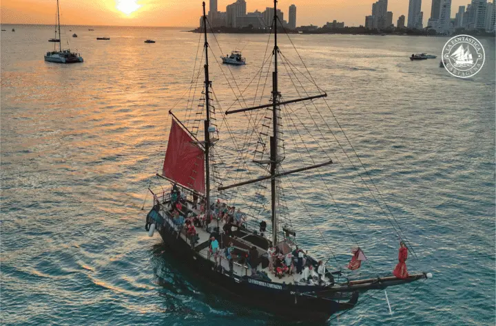 Cartagena, CO: Sunset Skyline Tour en barco pirata con bebidas