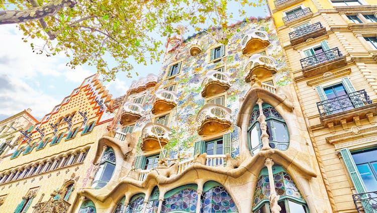 Pass to Park Güell, Casa Batlló and hop-on-hop-off bus tour