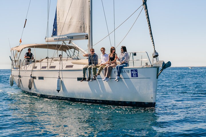 Barcelona: experiencia de navegación de 1h con bebidas y snacks