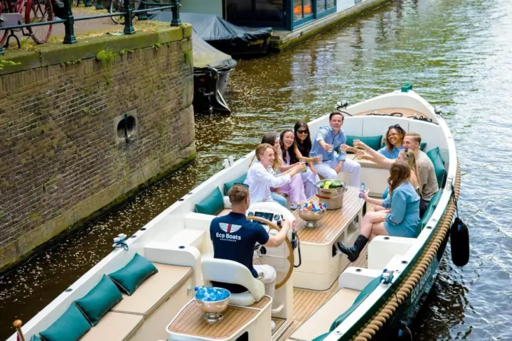 Amsterdam: Canal Cruise on Eco Boat with Live Local Skipper
