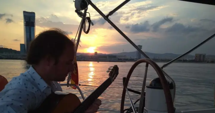 Barcelona: Vela al atardecer con música de guitarra en directo y tapas