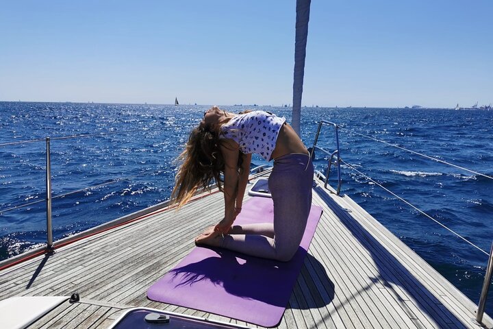 Sesión de Yoga y Aventura en Navegación en Barcelona