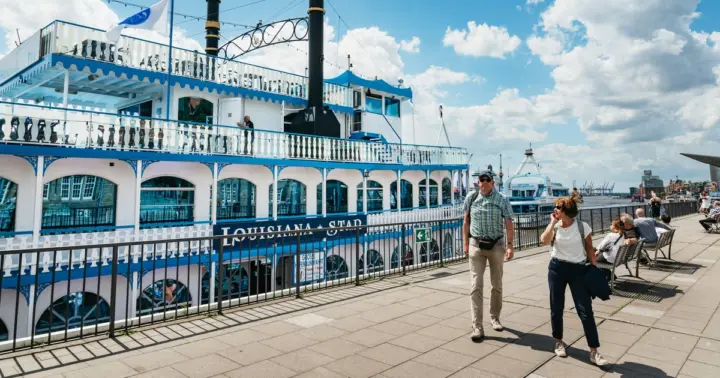 Hamburg: 1-Hour Harbor Sightseeing Cruise with HafenCity