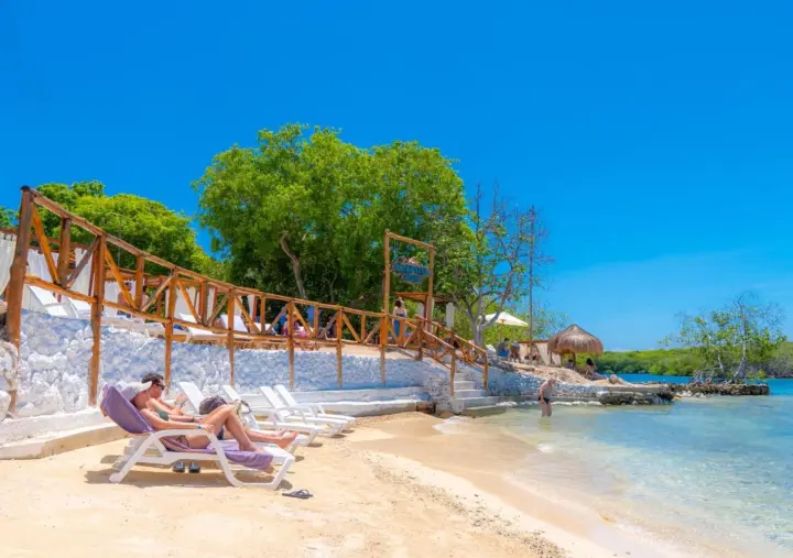 Cartagena: Rosario Islands Day Tour with Snorkel & Lunch