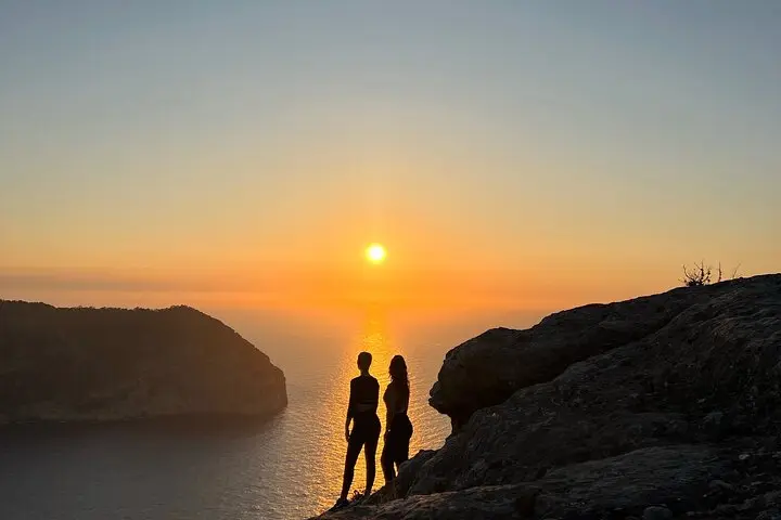 Experiencia transformadora de senderismo en Ibiza en plena naturaleza