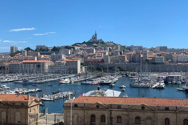 Tour a pie por la ciudad en el distrito de Le Panier