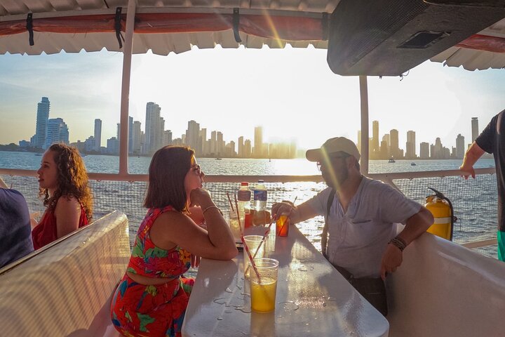 Atardecer en Bahia de Cartagena con Bailes y Barra Libre en Barco