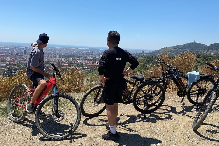 Barcelona al Tibidabo: Gemas ocultas y vistas panorámicas Tour en bicicleta eléctrica