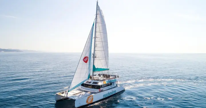 Málaga: Crucero en Catamarán a Vela con Baño y DJ Opcional