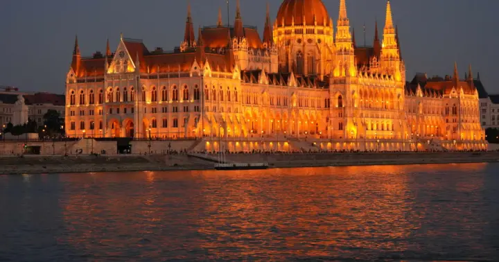 Budapest: crucero nocturno, asientos garantizados en la azotea y trae tu bebida