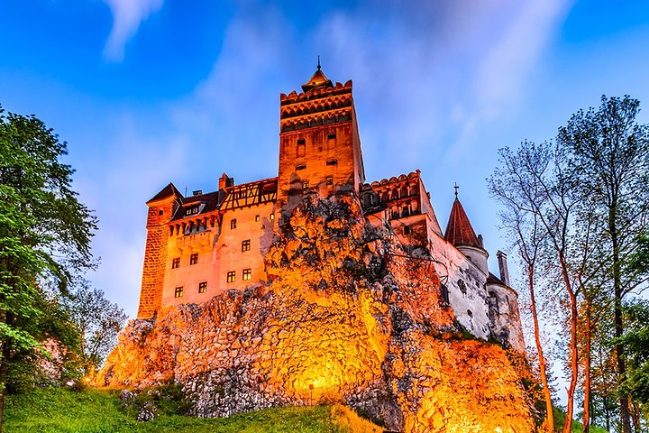Excursión de un día al castillo de Drácula, el castillo de Peles y Brasov desde Bucarest