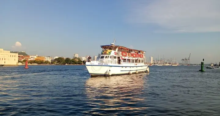 Magical Cartagena: Panoramic city sightseeing tour by chiva + Bay sightseeing tour and open bar