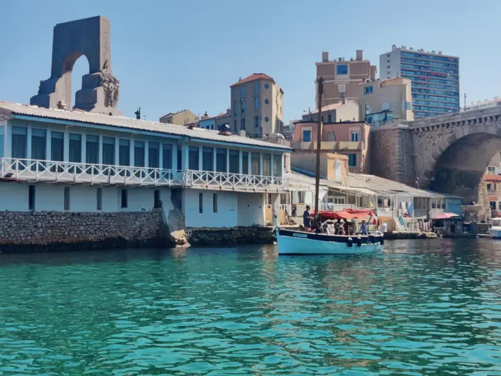 El Vallon des Auffes en barco marsellés eléctrico con baño