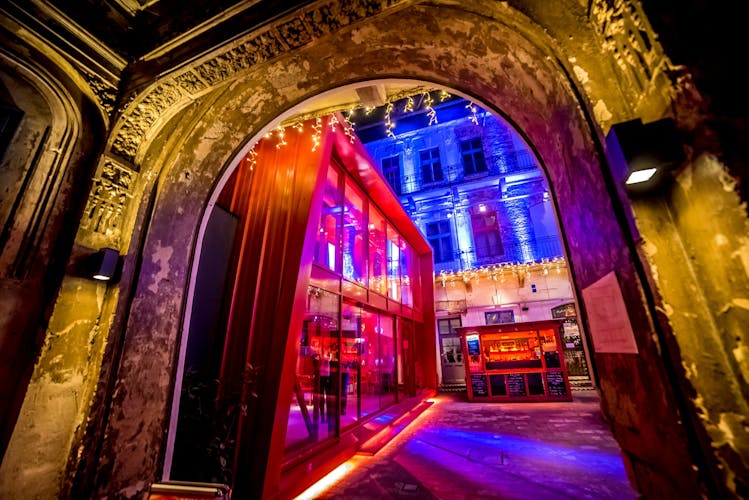 Entrada al pub y club Doboz Ruin con bebida