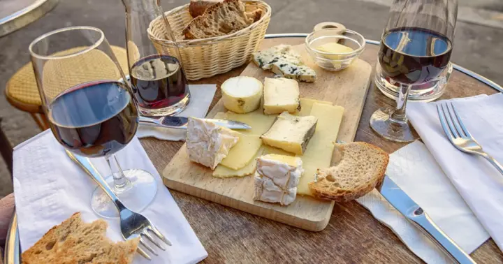 Visita guiada por Montmartre en español con degustación de quesos y vino