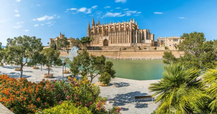 Palma: Catedral, espectáculo inmersivo y tapas. Todo está reservado.
