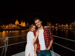 Paseo en barco con espectáculo y cena por Cartagena