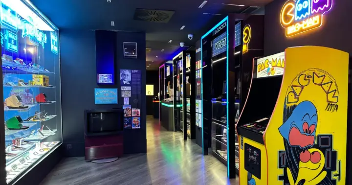 Málaga: Ticket de entrada al Museo del Videojuego OXO