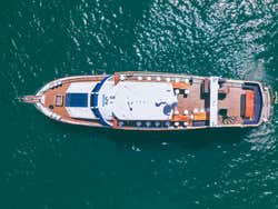 Paseo en barco VIP al atardecer