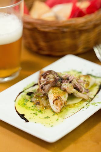 Degustación de pintxos maridados con vinos españoles en Bilbao