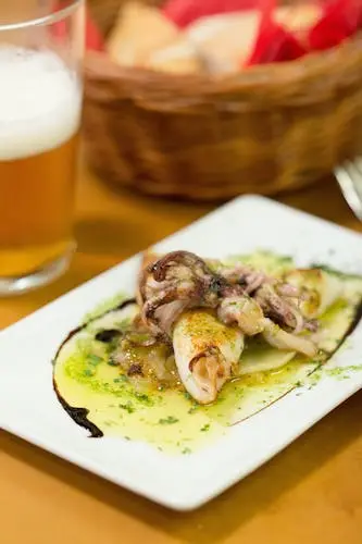 Degustación de pintxos maridados con vinos españoles en Bilbao