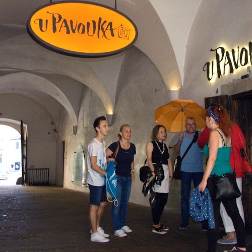 Praga: Cena Medieval de Navidad con Espectáculo en Vivo + Bebidas Ilimitadas