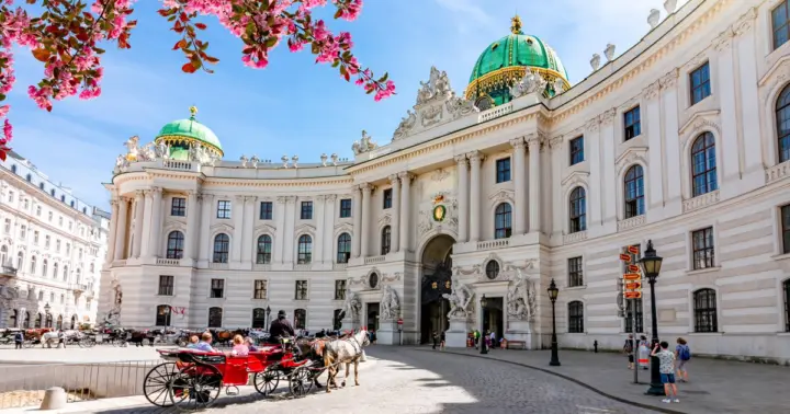 Vienna: Skip-the-Line Hofburg and Empress Sisi Museum Tour