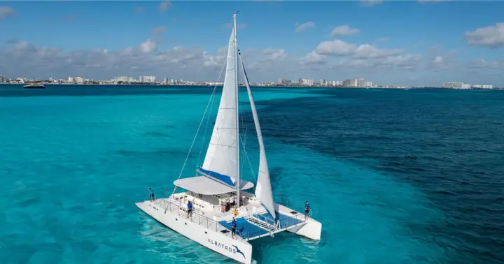 Cancún: excursión en catamarán a Isla Mujeres con barra libre y almuerzo