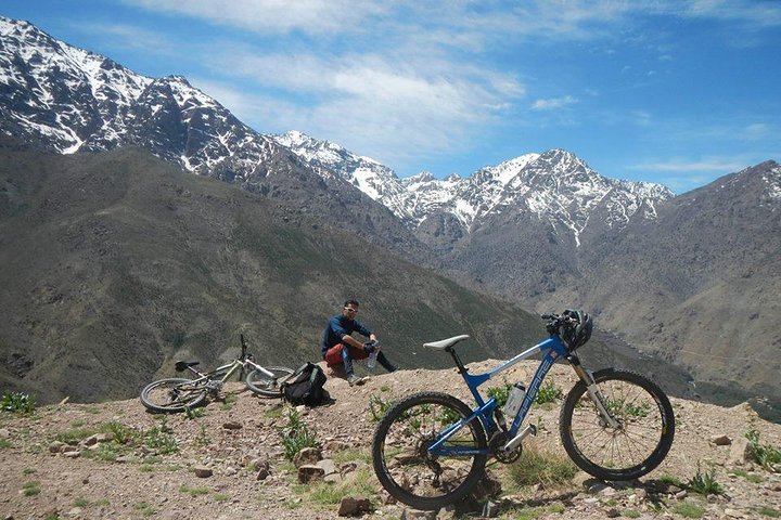 Excursión de un día en bicicleta a las montañas del Atlas