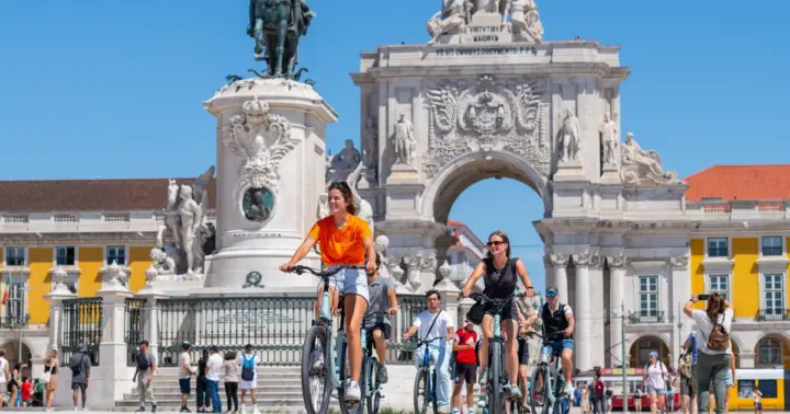 Lisbon: Bike Tour from Lisbon to Belém + Liquor & Pastry