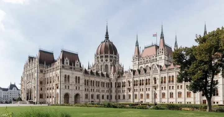 Budapest: Parliament & Its Surroundings Tour with Folk Music