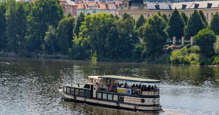 Prague: Bus & Boat Sightseeing Tour
