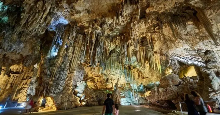 Desde Málaga: Excursión de un día a las Cuevas de Nerja, Nerja y Frigiliana