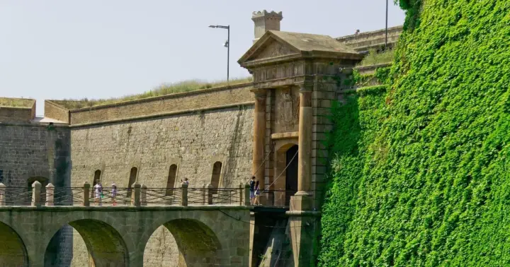 Barcelona: Walking tour with Montjuic Castle & Cable Car