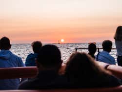 Paseo en catamarán por la bahía de Cádiz al atardecer