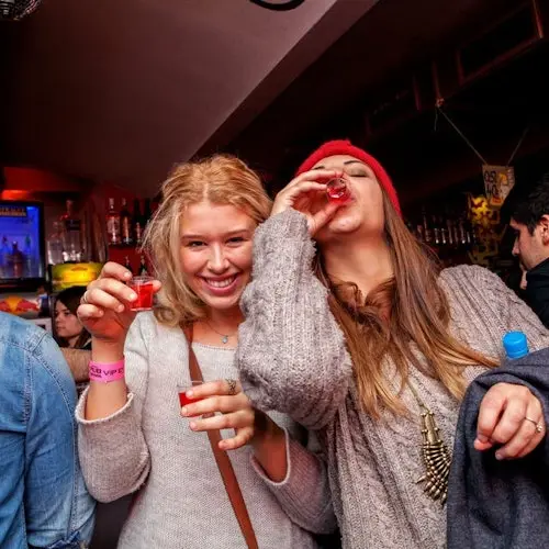 Praga: Excursión a Pub Crawl con Bebidas + Entrada a Karlovy Lazne