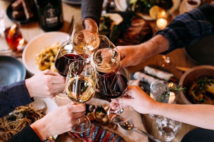 Tour de tapas con almuerzo o cena en Barcelona: ¡comida, bebida, felicidad!