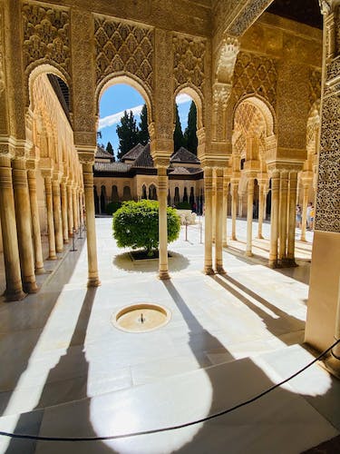 Excursión a la Alhambra y los Palacios Nazaríes desde Málaga