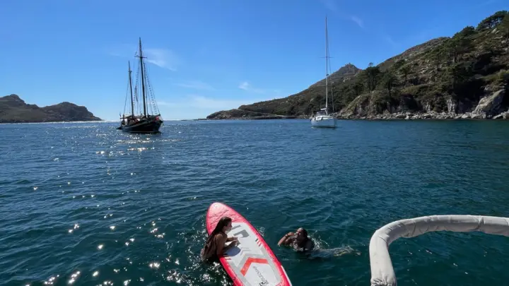 Vigo: Excursión en Velero por las Islas Cíes con Patrón