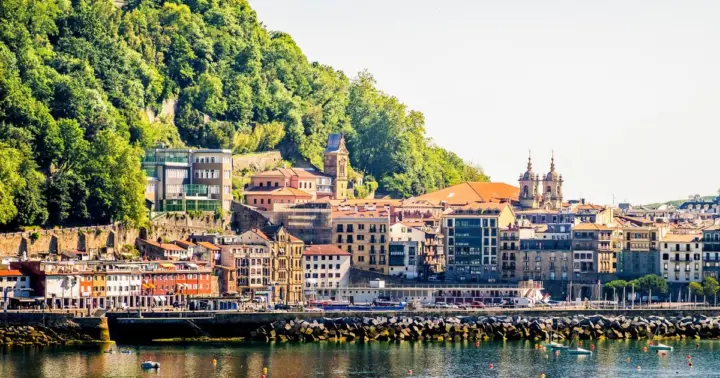 San Sebastián: crucero sostenible en catamarán con audioguía