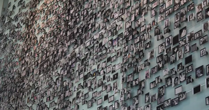 Visita al Museo de la Memoria con un analista político y parada para tomar café