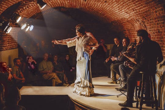Espectáculo de flamenco tradicional en una cueva de ladrillos de Madrid