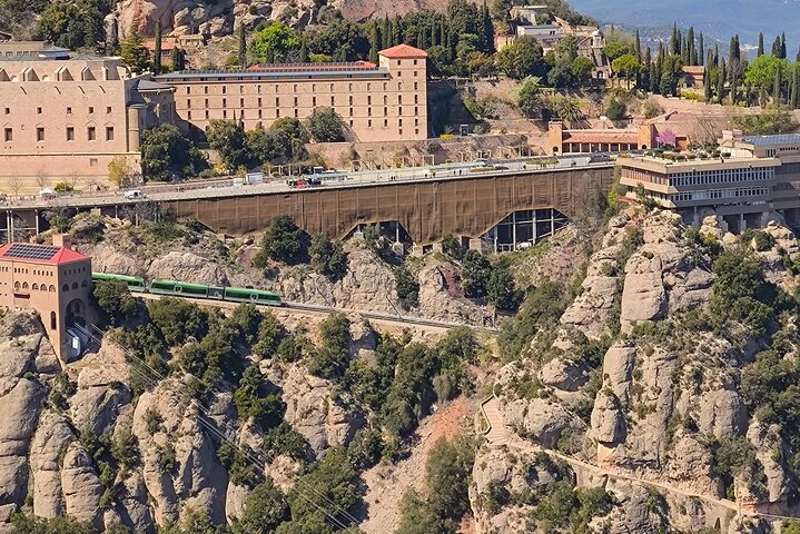 Barcelona : Montserrat Grupo reducido con teleférico y tren dentado