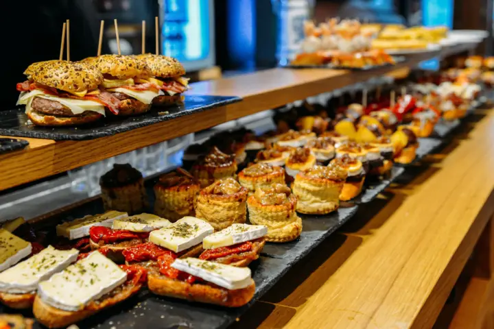 San Sebastián: tour histórico a pie con pincho y bebida