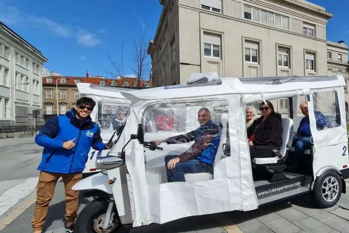 Tour privado en tuk tuk por La Coruña