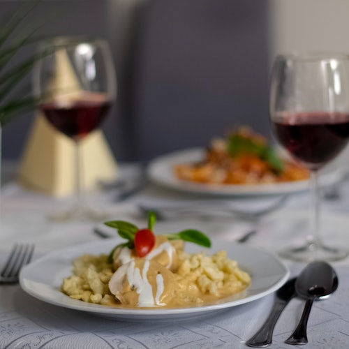 Budapest: Crucero nocturno y cena con champán y espectáculo en directo