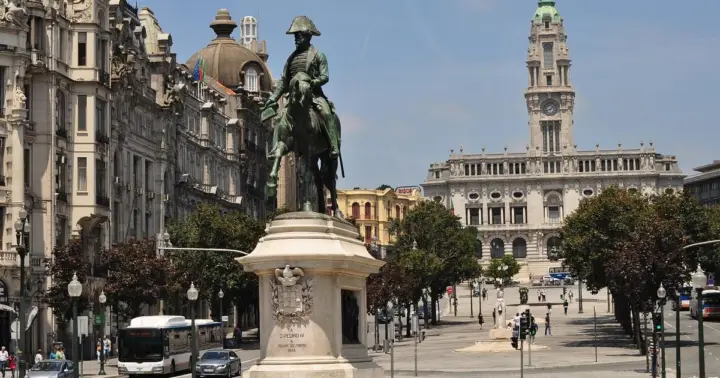 Porto: Visit to the historic old town (with admission included. Certified guide)